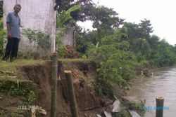 LONGSOR KLATEN : Tanggul Kali Dengkeng Longsor, 300 Warga Terancam