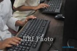 INTERNET MASUK DESA : Warga Desa Karangmojo Manfaatkan Internet untuk Pendataan Penduduk