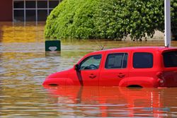 Jangan Terjang Banjir, Asuransi Kendaraan Bisa Gugur