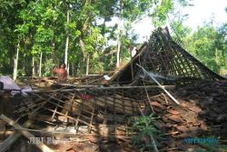 ANGIN KENCANG MADIUN : Puting Beliung Robohkan 1 Rumah Milik Purnawirawan Polri