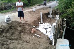 Truk Material Tol Hilir Mudik, Jalan Solo-Kalioso Terancam Putus
