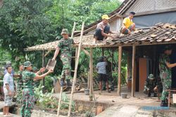 RTLH: Anggota Kodim Sukoharjo Ikut Perbaiki Rumah