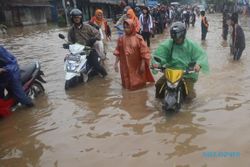Tips Berkendara Saat Banjir Ala Rifat Sungkar