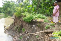 LONGSOR KLATEN : Bantaran Kali Dengkeng Longsor, BPBD Bagikan 2.000 Karung Plastik