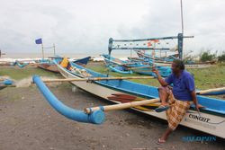Ombak 7 Meter, Nelayan Parkir Perahu