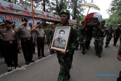 MENGUSUNG JENAZAH MANTAN GUBERNUR JATENG