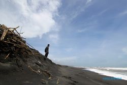 Ombak Pasang Bentuk Tebing Curam di Pantai Samas