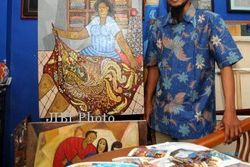  Agusis Geber Lukisan Batik di Rumah Kuno