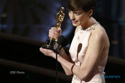 Anne Hathaway Raih Piala Oscar Pertama