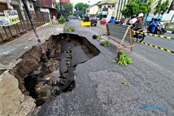   Awas, Ada lubang di Jalan Babaran 