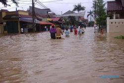 Banjir Bekasi Surut, Warga Bersih-Bersih
