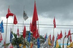 Bendera Partai Dicopot, PDI-P Geruduk Kantor Panwaslu