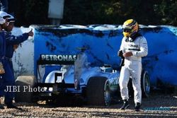 Hari Pertama Hamilton di Mercedes Diwarnai Tabrakan