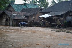 BENCANA ALAM : Warga Pacitan Terseret Banjir Bersama Ternaknya