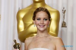 PIALA OSCAR 2013: Jennifer Lawrence Sempat Jatuh Saat Menerima Oscar