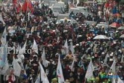  DEMO BURUH: Jakarta Dikepung Puluhan Ribu Pendemo Hingga Pukul 16.30 WIB