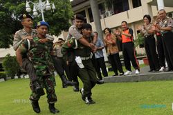 TNI Vs Polri: Sambil Gendong, Simbol Kerukunan Polisi-Tentara di Solo...