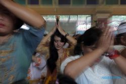 NYEPI 2014 : Rayakan Melasti, Umat Hindu Padati Pantai Kuta