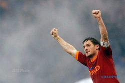 KARIER PEMAIN : Roma Indikasikan Tak Perpanjang Kontrak Totti
