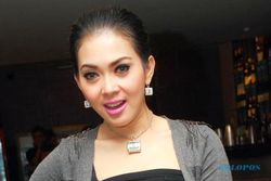 INDONESIA MENCARI BAKAT: Sering Mendesah, Syahrini Dikritik di Twitter