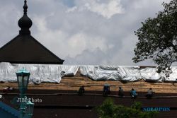 REHAB MASJID AGUNG: Pemasangan Metal Roof Atap Serambi Masjid Agung Masuki Tahap Akhir