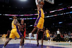 NBA: Kobe Bawa Lakers Tundukkan Raptor Lewat OT, Heat Perpanjang Rekor
