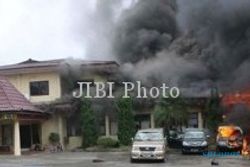MAPOLRES OKU TERBAKAR: 6 Anggota TNI Jadi Tersangka Pembakaran