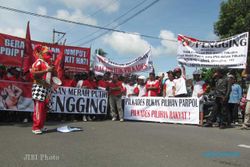 Ratusan Kader PDIP Gelar Aksi Demo Kecam Bupati