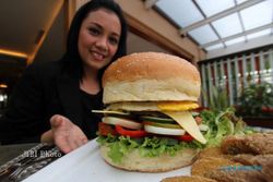 Burger Raksasa 2 Kg di Ibis Hotel Solo, Mau Coba?