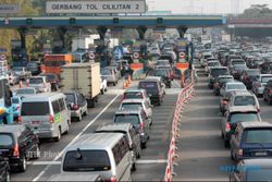 JALAN TOL: Menteri BUMN Lakukan Uji Coba e-toll Pass di Gerbang Tol Cengkareng