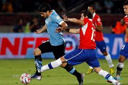 Terekam Kamera Memukul Wajah Pemain Chile, Suarez Terancam Sanksi