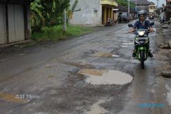 JALAN RUSAK: Baru Dua Bulan Diperbaiki, Jalan Sudah Bolong-Bolong