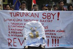 DEMO MAHASISWA: BEM FH UMS Tuntut Kejelasan Kebijakan Pemerintahan SBY