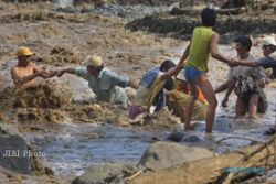 Enam Wisatawan Terjebak Banjir Bandang di Goa Sriti