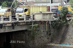 JEMBATAN RETAK: Jembatan Komplang Lama Rawan Ambruk