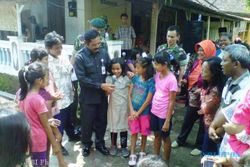 Tutup Program Karya Bhakti TNI, Walikota Solo Tantang Anak-anak Nyanyikan Indonesia Raya