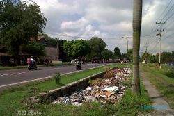  Duh, Jl Raya Solo-Sragen Jadi Tempat Pembuangan Sampah