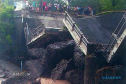 JEMBATAN RUNTUH : Diterjang Air Pasang, Jembatan Juwangi-WKO Ambrol