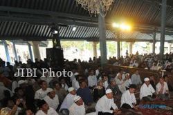   Puluhan Ribu Jemaah Padati Masjid Agung Solo