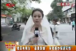 GEMPA BUMI CHINA : Tak Sempat Ganti Baju, Reporter Ini Bertugas Pakai Gaun Pengantin