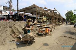PASAR TRADISIONAL SOLO : Pasar Darurat Rejosari Berada di Bekas Bong