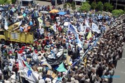 DEMO BURUH : KSPI Longmarch di Semarang sebelum Demo Sejuta Buruh 2 Desember