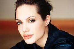 Angelina Jolie jual Perhiasan Bangun Sekolah Perempuan