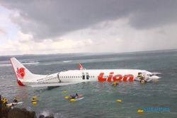 KECELAKAAN LION AIR  : Bandara Ditutup 30 Menit, Pesawat Jenis 737 900 ER Keluaran 2011
