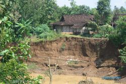 Tebing Terus Longsor, Rumah Warga Terancam Nyemplung Bengawan Solo
