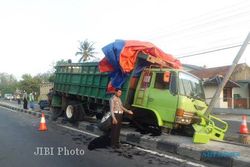 KECELAKAAN BOYOLALI : Oleng, Truk Tabrak Median Jalan Solo-Semarang