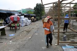 PASAR DARURAT ELPABES : Pedagang Swadaya Bongkar Bangunan
