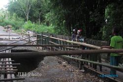 RAWAN LONGSOR : Dinilai Rawan, Warga Cepogo Bikin Jembatan Darurat