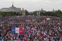 PERNIKAHAN SESAMA JENIS : Ratusan Ribu Penentang Berdemo di Paris