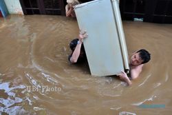 JAKARTA BANJIR : Antisipasi Malam Ini Sungai Meluap, 170 Eskavator Dikerahkan